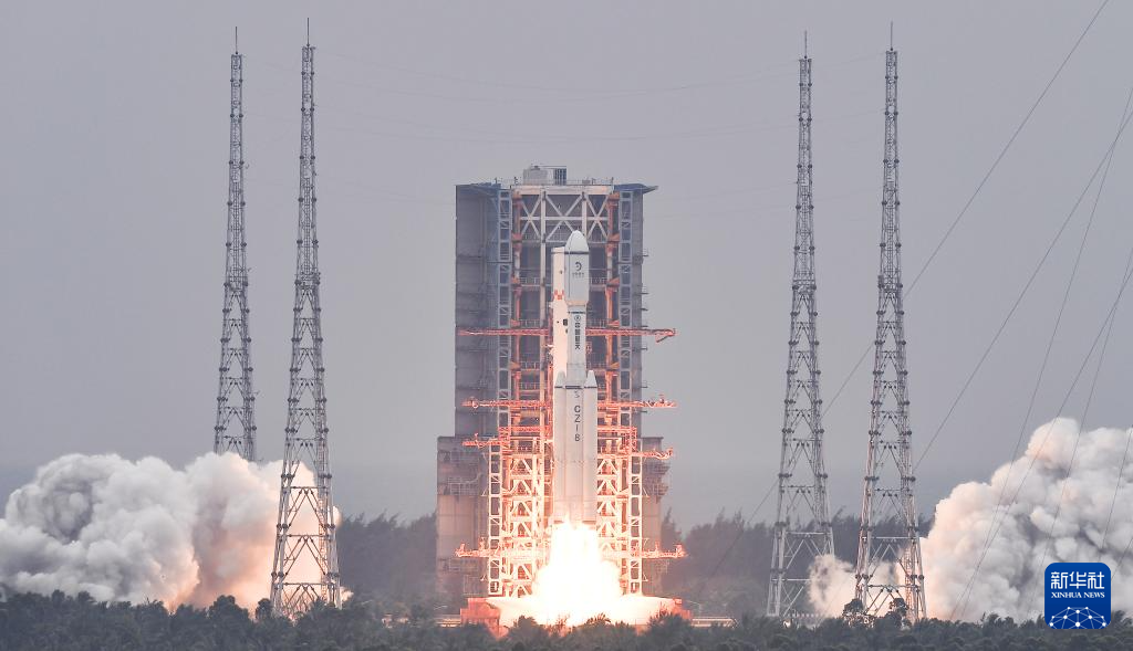 鹊桥二号中继星的长征八号遥三运载火箭在中国文昌航天发射场点火升空
