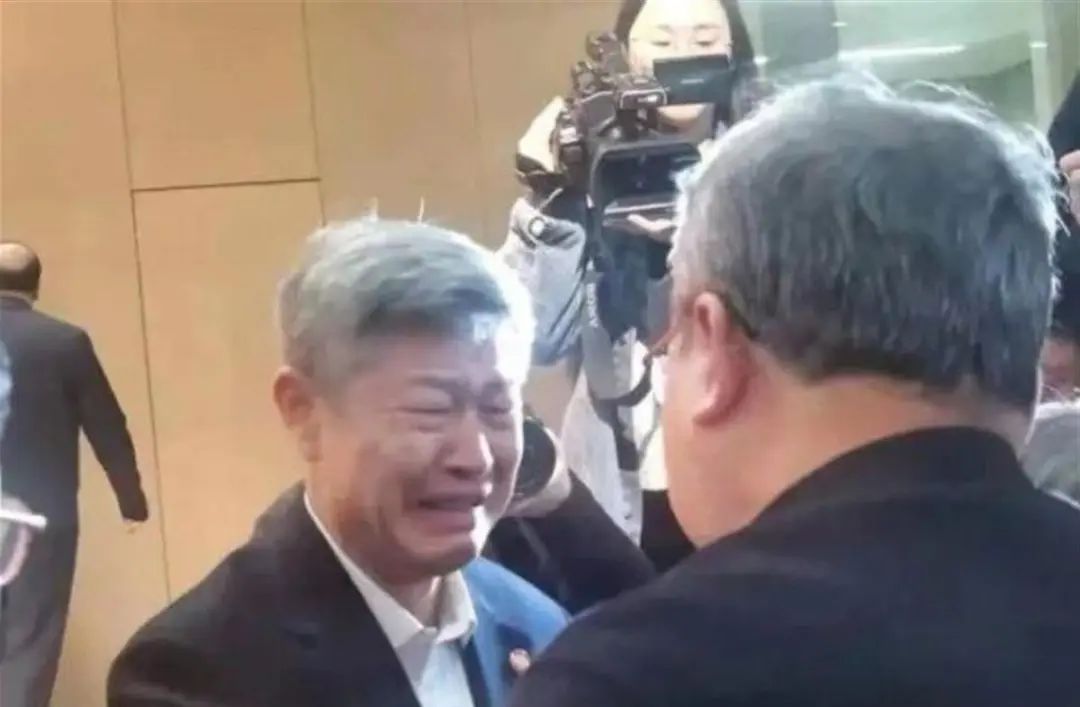 和校长王树国洒泪拥别,白发苍苍的两人双双哭红了眼睛,相关图片引发
