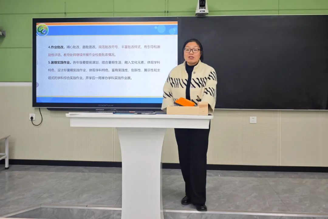 首先,语文教研组长孙妮传达了开学初的教研组长会议内容,从作业常规