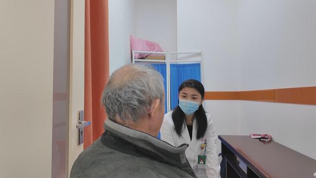 是一个黑褐色,上面有痂皮,表面糜烂的情况,我们怀疑是皮肤的恶性肿瘤