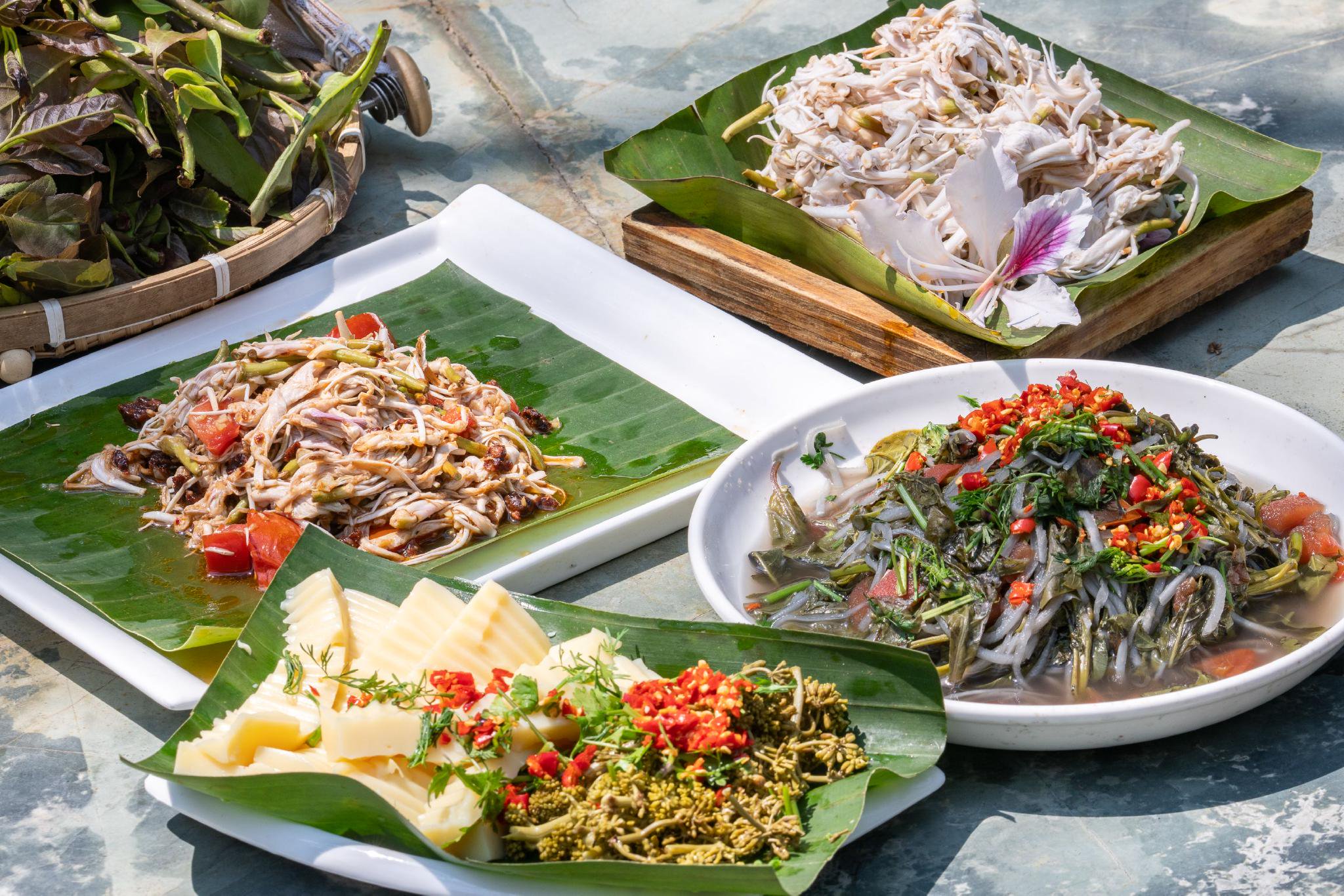 云南省德宏傣族景颇族自治州芒市村民用山花野菜制作的菜肴(3月1杖 