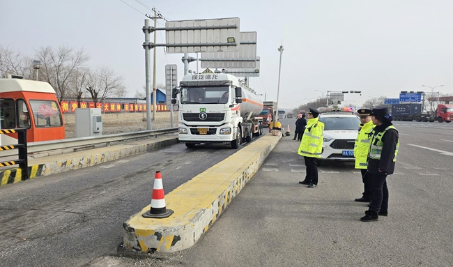 突出路政执法行业特点 坚守安全红线底线——省高速公路路政执法总队