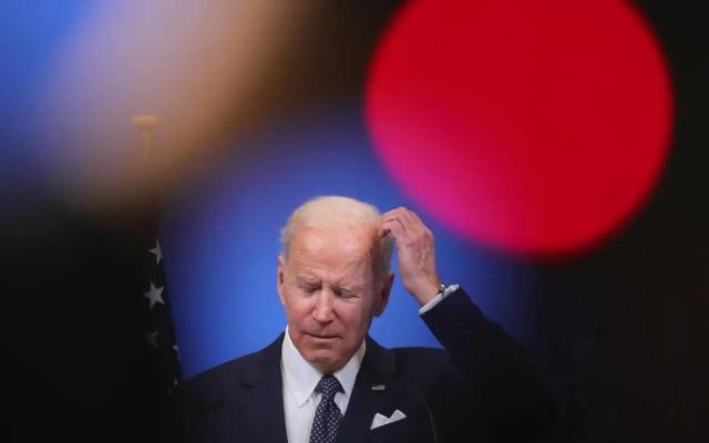 美国政坛奇观:拜登"换鞋"与特朗普"卖鞋"|京酿馆_新浪财经_新浪网