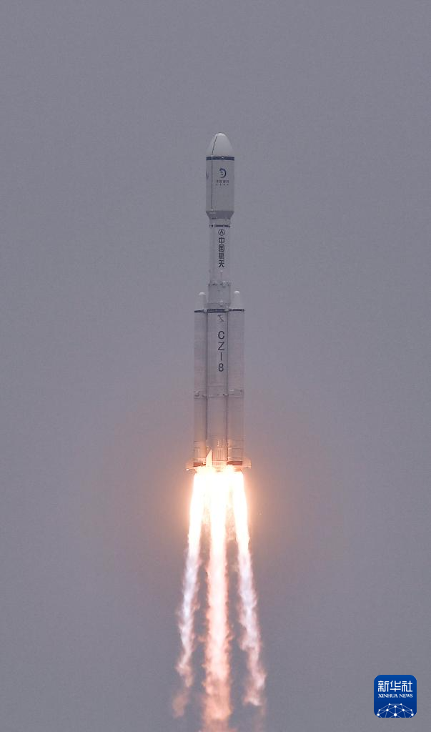 鹊桥二号中继星的长征八号遥三运载火箭在中国文昌航天发射场点火升空