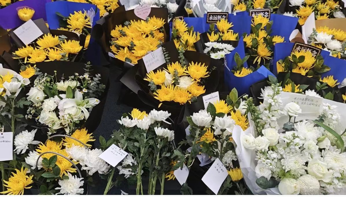 眉山19岁小伙李政救人不幸溺亡,市民自发献花悼念|眉山市_新浪财经