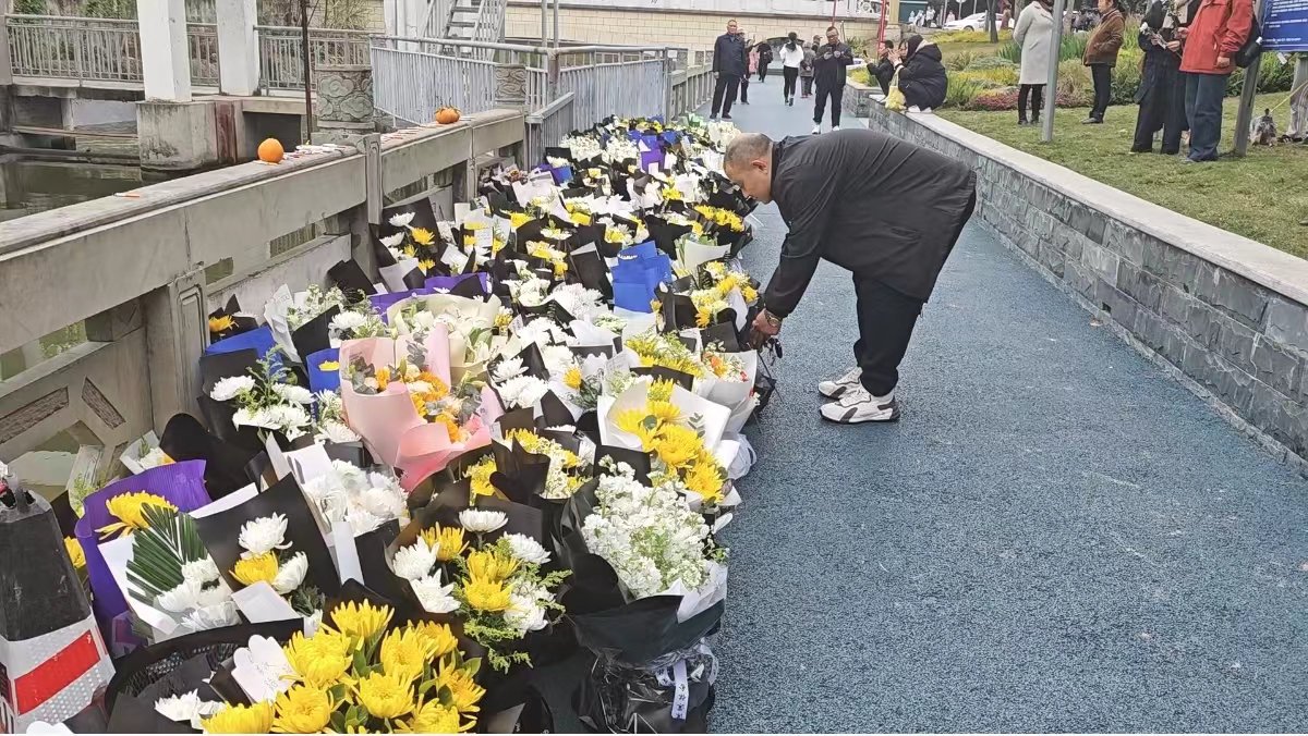 眉山19岁小伙李政救人不幸溺亡,市民自发献花悼念_新浪财经_新浪网