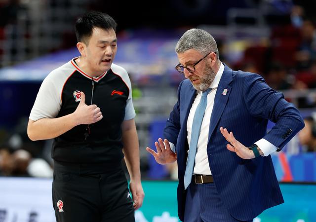 3月20日,北京北汽队主教练乔里欧·格里乔里(右)在比赛中与裁判员交流