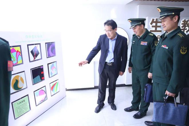 李沛中校,边远少校等一行,莅临西安市第二十六中学,举行武警工程大学"
