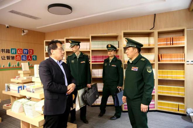 李沛中校,边远少校等一行,莅临西安市第二十六中学,举行武警工程大学"