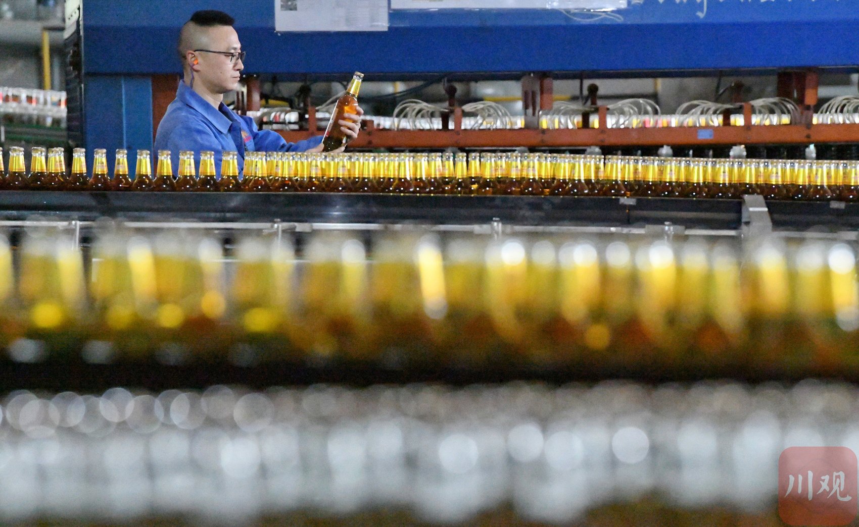 工作人员正在赶制啤酒订单。