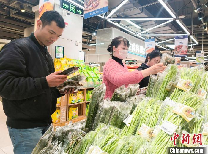 3月18日，市民在长沙一商超内选购春菜。　中新社记者 唐小晴 摄