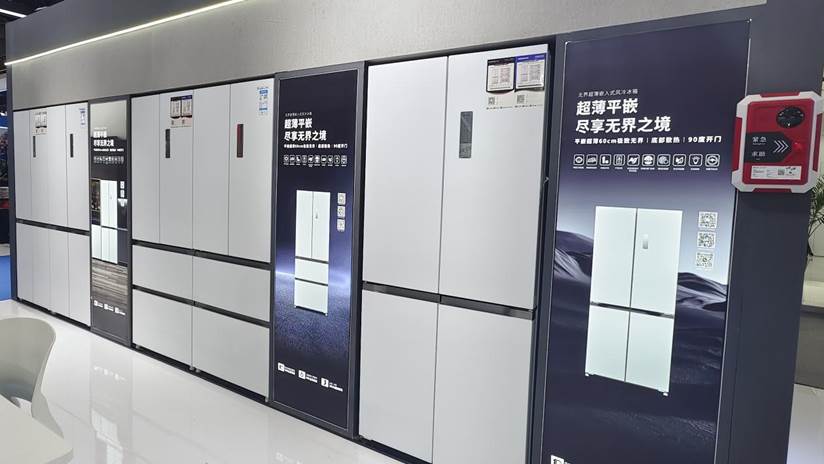 双鹿上菱集团展示了其全新的无界超薄平嵌自由组合式母婴系列冰箱,全