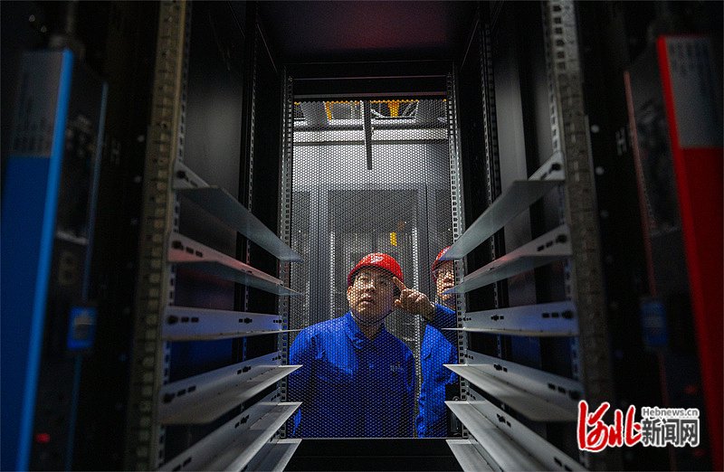 3月12日，张宣科技（宣钢）宝之云华北基地项目工作人员在查看新安装的服务器机柜。
