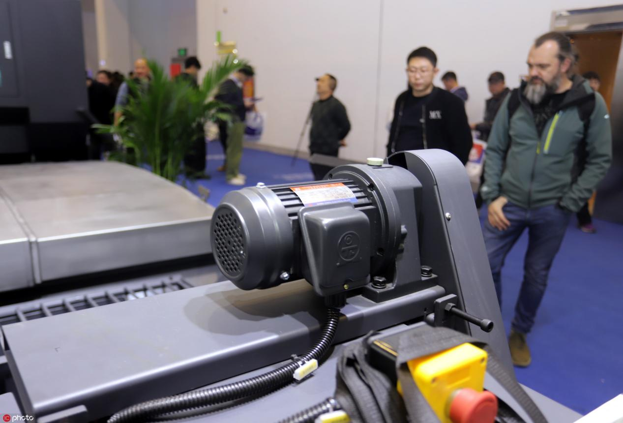 2024年3月20日,江苏苏州,观众在2024苏州国际机床展上参观.