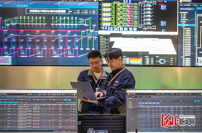 3月8日，秦淮数据怀来总部基地工作人员查看设备运行情况。