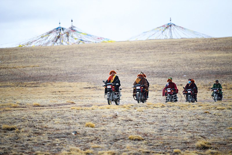 在青海省玉树藏族自治州曲麻莱县麻多乡约古宗列曲附近,生态管护员