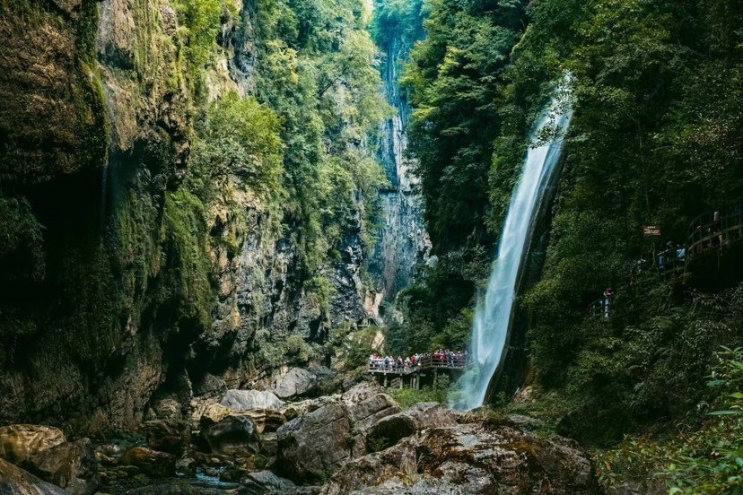 据了解,上海金色年华旅行社已有一个近百人的旅游团队于近期出发前往