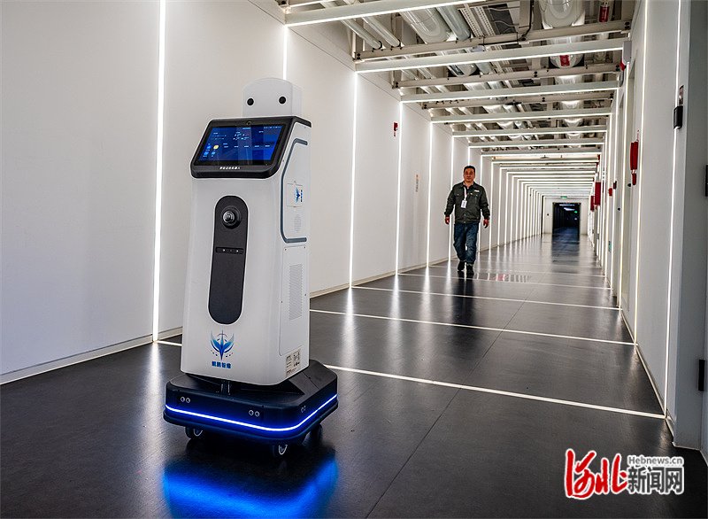 3月8日，秦淮数据怀来总部基地，智能巡检机器人通过运维楼走廊。