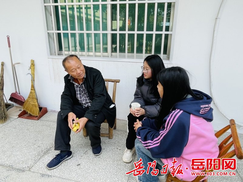 (教育)平江县岑川中学:爱老敬老诚践行,文明雷锋伴我行