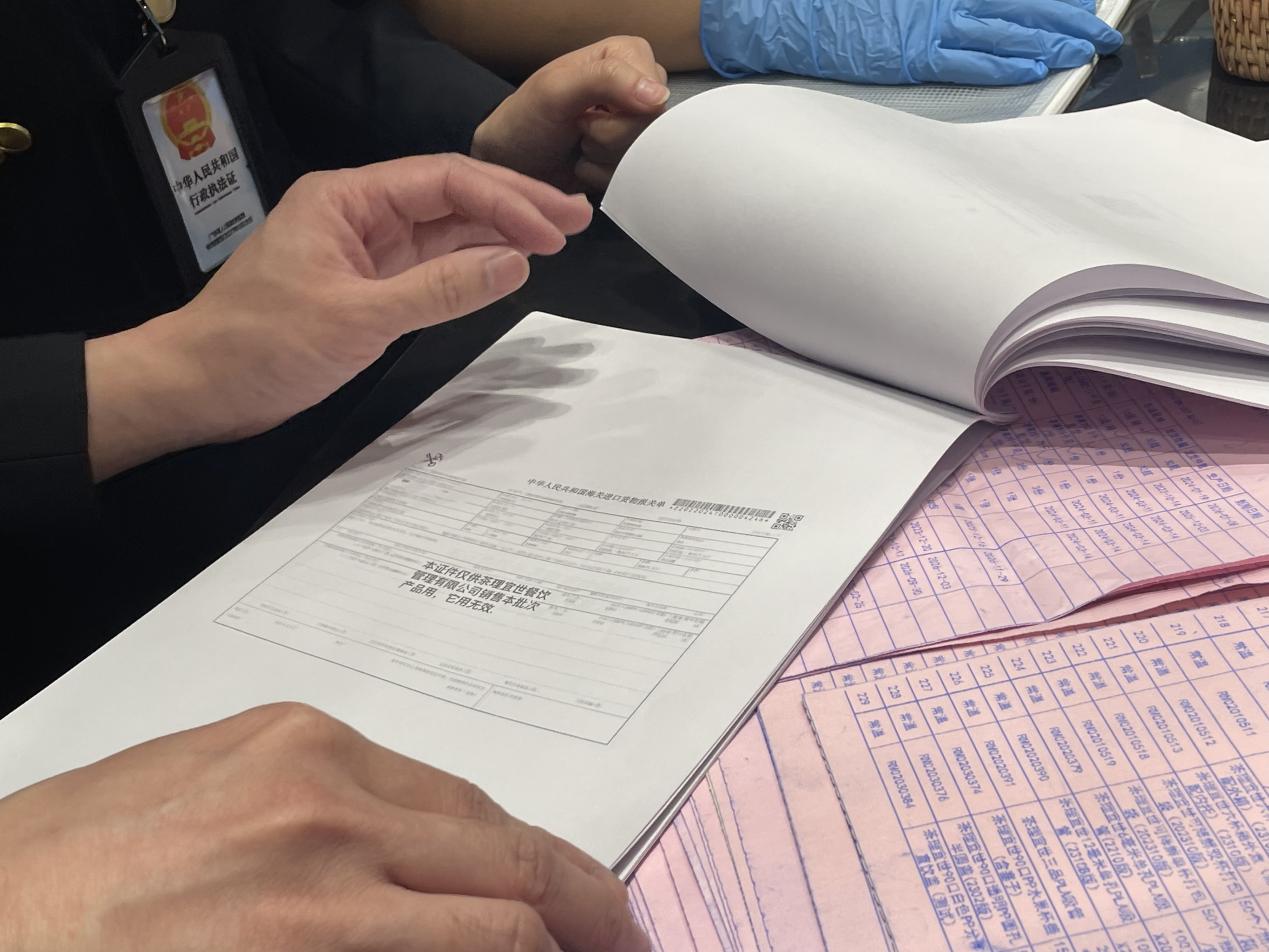 茶理宜世门店采购记录执法行动进行的同时,"蓝马甲"快检人员也来到