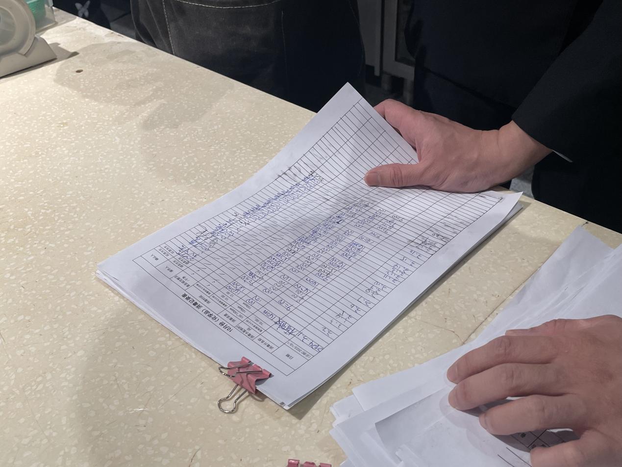 工作人员提供的消毒记录表显示,门店每天会进行多次消杀,操作和验收均