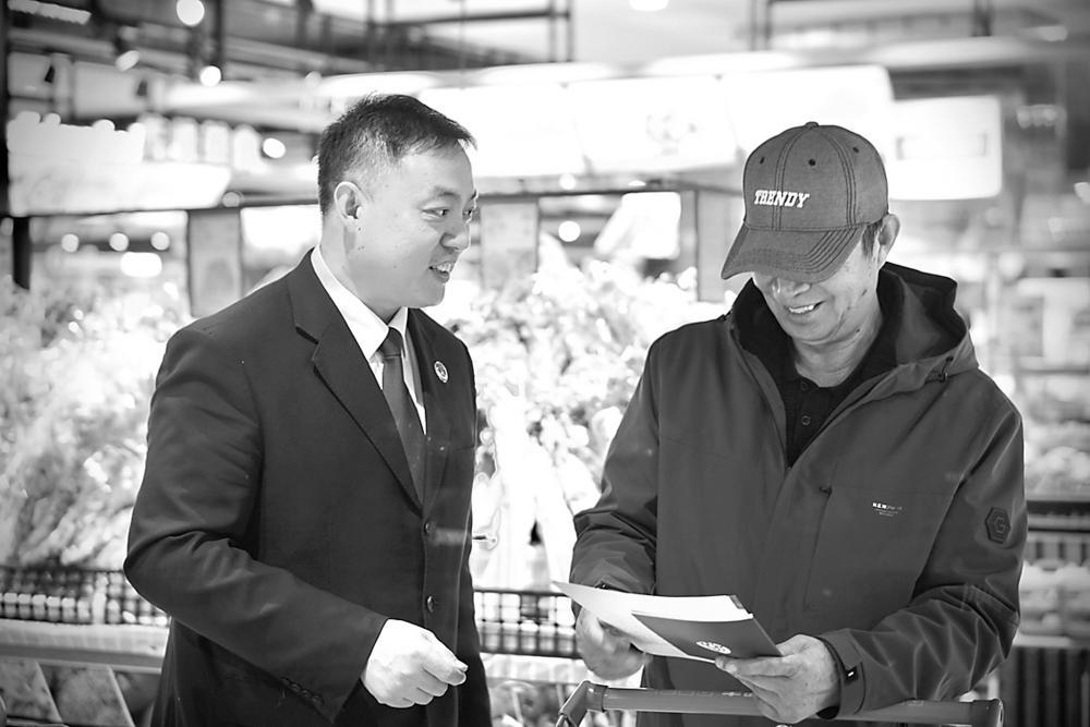 维护消费者合法权益,3月15日,承德市双滦区人民检察院干警走进大型