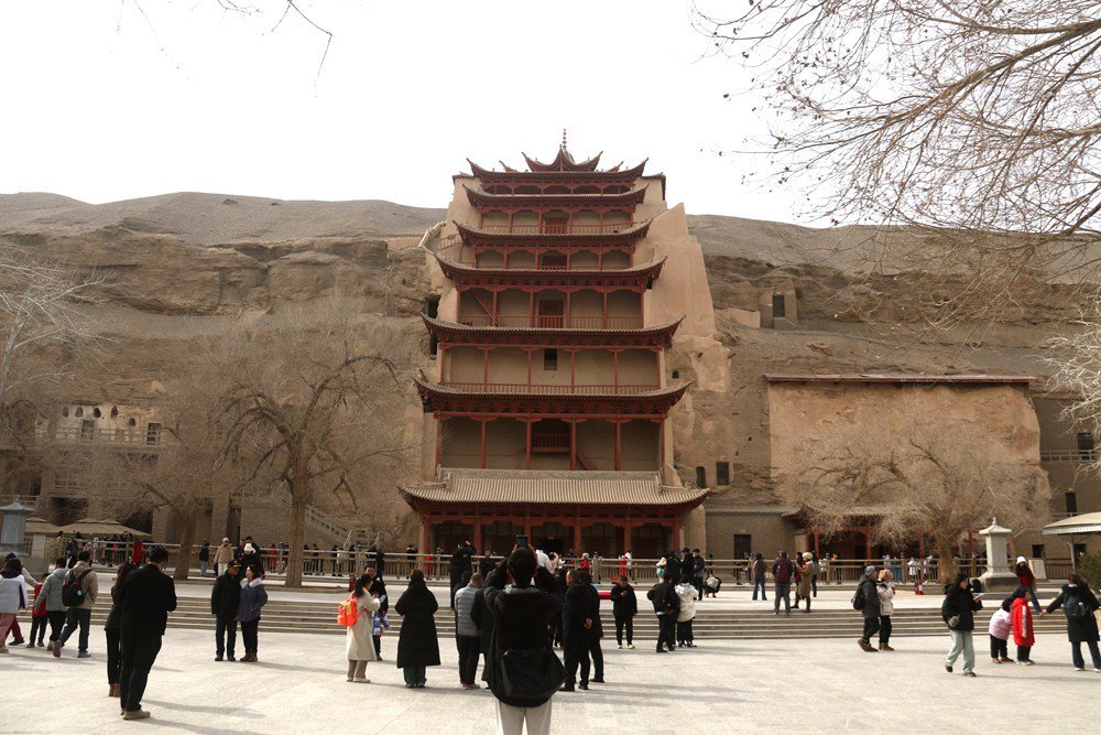 游客在敦煌莫高窟参观 图片来源:新华社