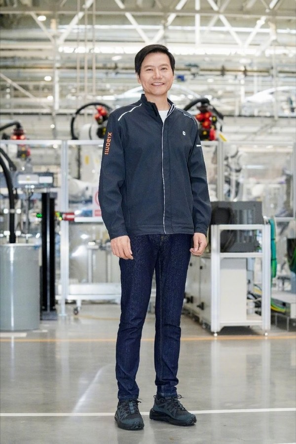 雷军亲自晒小米汽车工厂工服照网友盛赞帅气又年轻