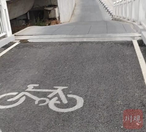 匝道沥青路面段画有非机动车标志。