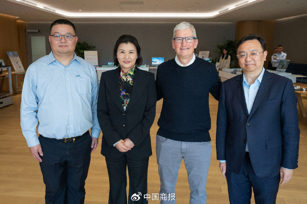 左起：长盈精密总经理陈小硕，蓝思科技董事长周群飞，苹果CEO库克，比亚迪董事长王传福。（图片源自网络）