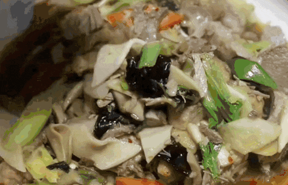 朴素、丰富、不拘小节，是农家烩菜的底色。来源/武威融媒