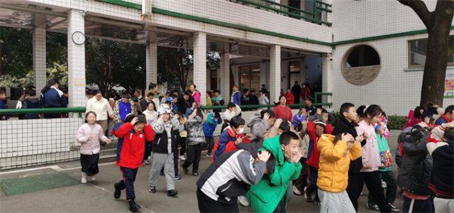 岳塘区湘钢一校教育集团举行防踩踏应急疏散演练|演练_新浪财经_新浪