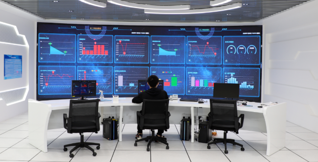 中心,工作人员正在实时监控各项经营生产数据,产线的运行状态和生产