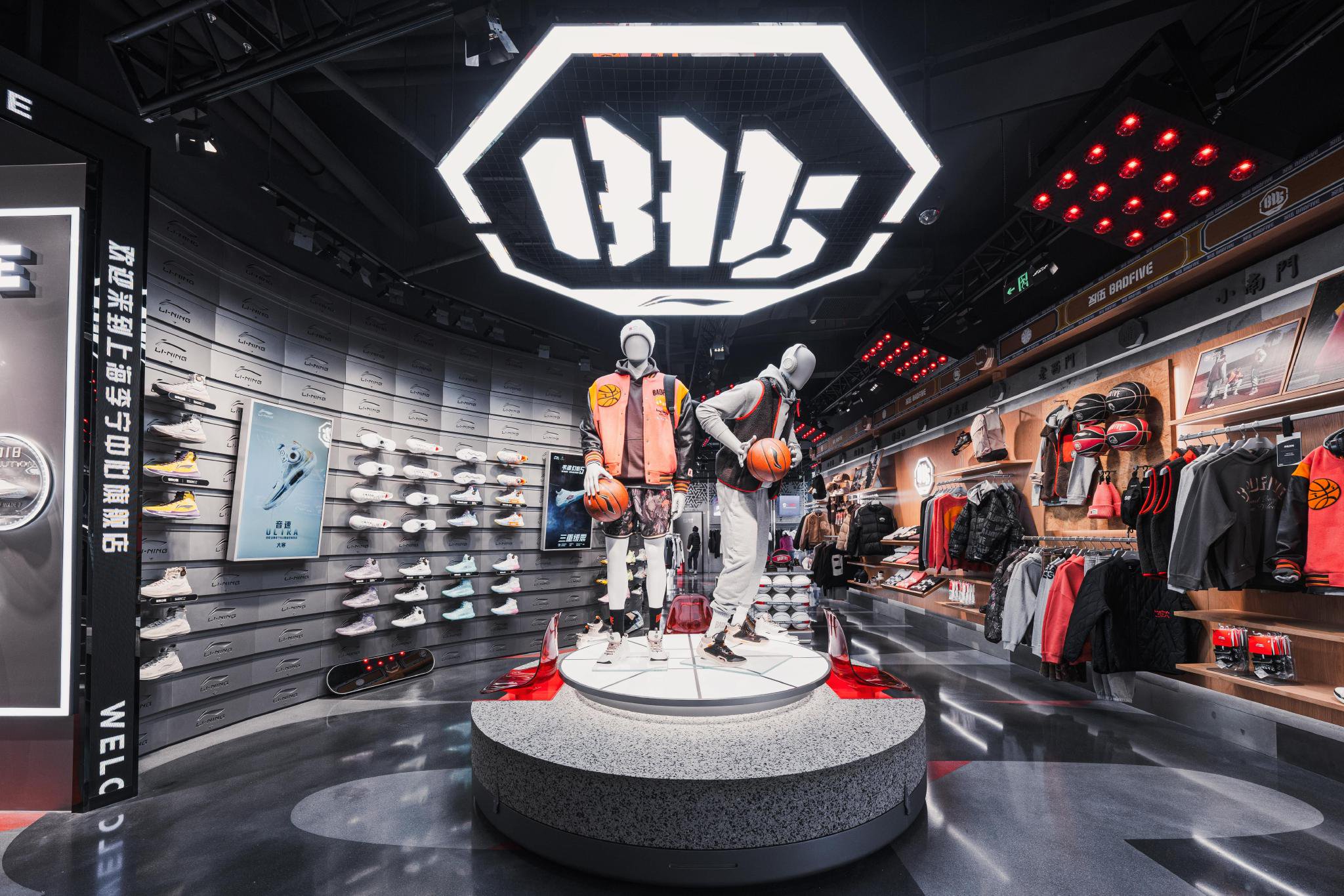 上海李宁中心旗舰店首先,积极处理低效店铺,改善整体店铺结构,并不断