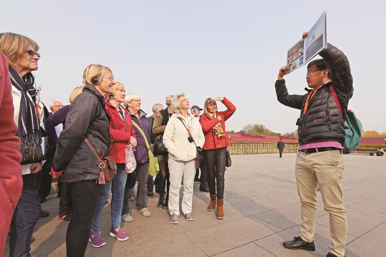入境旅游团在天安门广场游览 本报记者 陈晨 摄