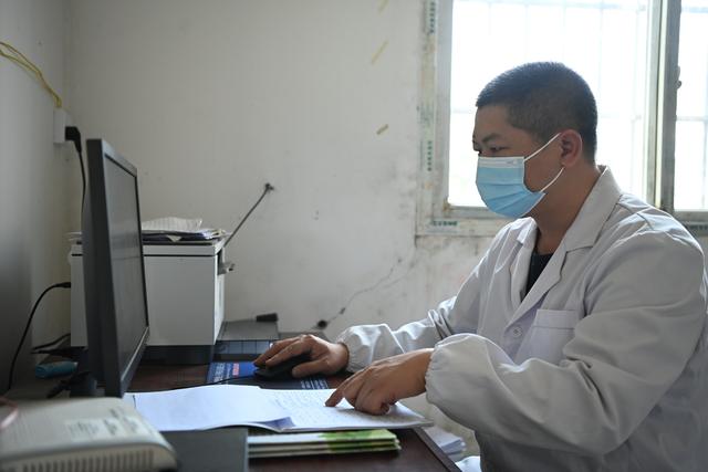 3月20日,在广西昭平县昭平镇玉河村卫生室,李荣坚在登记就诊记录.