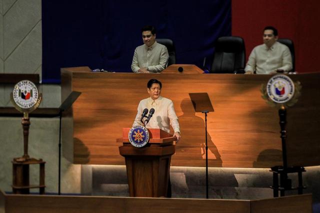 2022年7月25日，菲律宾总统马科斯（前）在奎松城发表国情咨文。新华社发（乌马利摄）