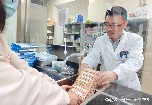 3月20日，患者在河北以岭医院窗口开取院内制剂。受访者供图