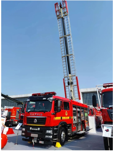 在第二十届中国国际消防设备技术交流展览会上展示的多功能云梯（多功能）主战消防车