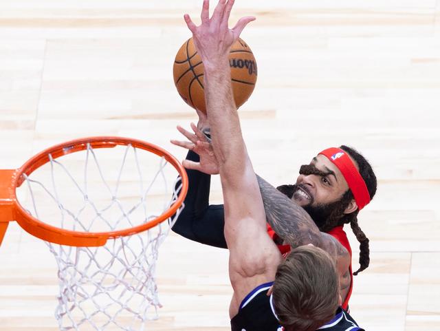 3月20日,猛龙队球员特伦特(后)在比赛中上篮.新华社发(邹峥摄)