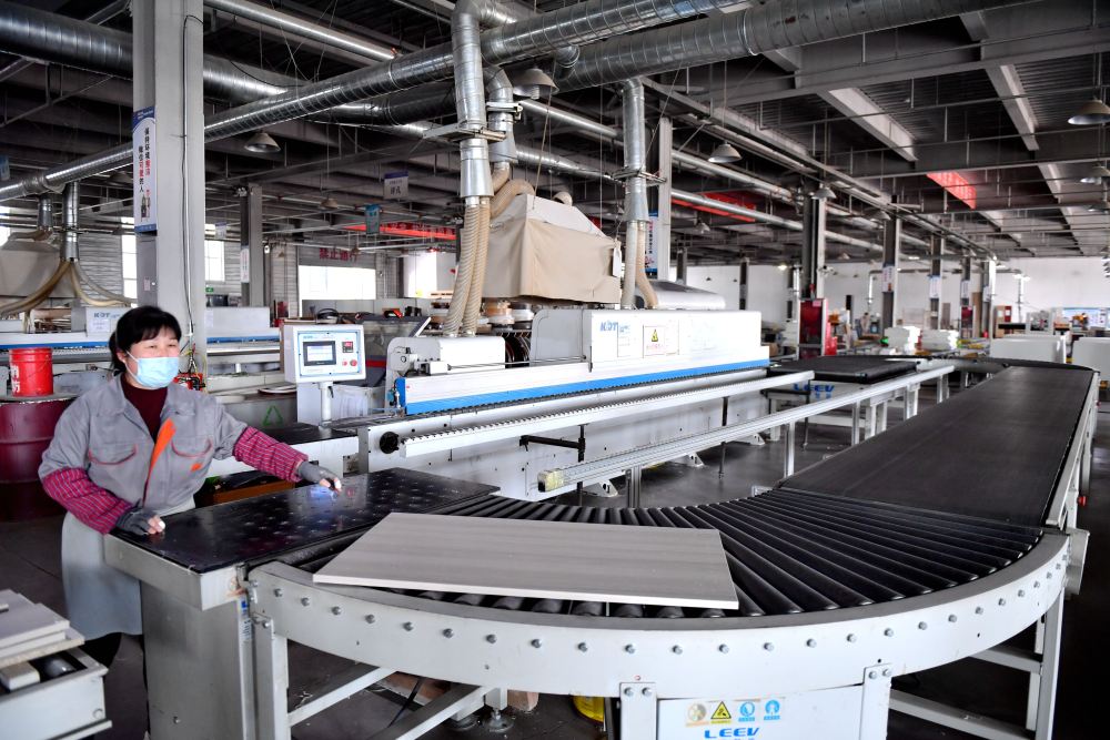 3月19日,工人在北京时代文仪家具(深州)有限公司生产车间工作.