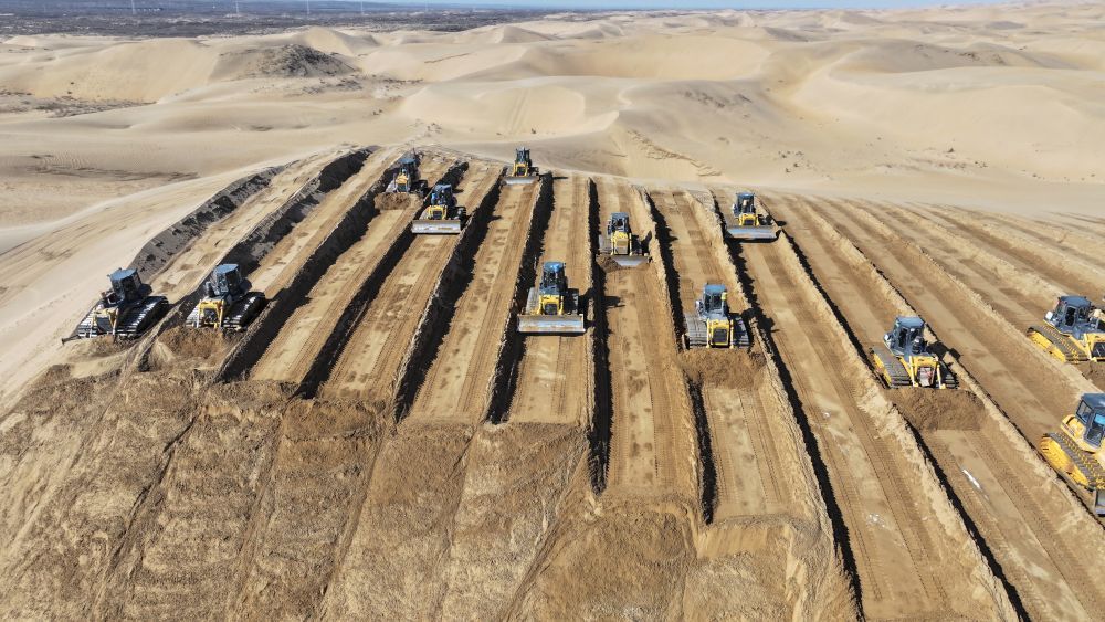 内蒙古库布其沙漠实施防沙治沙和风电光伏一体化工程.