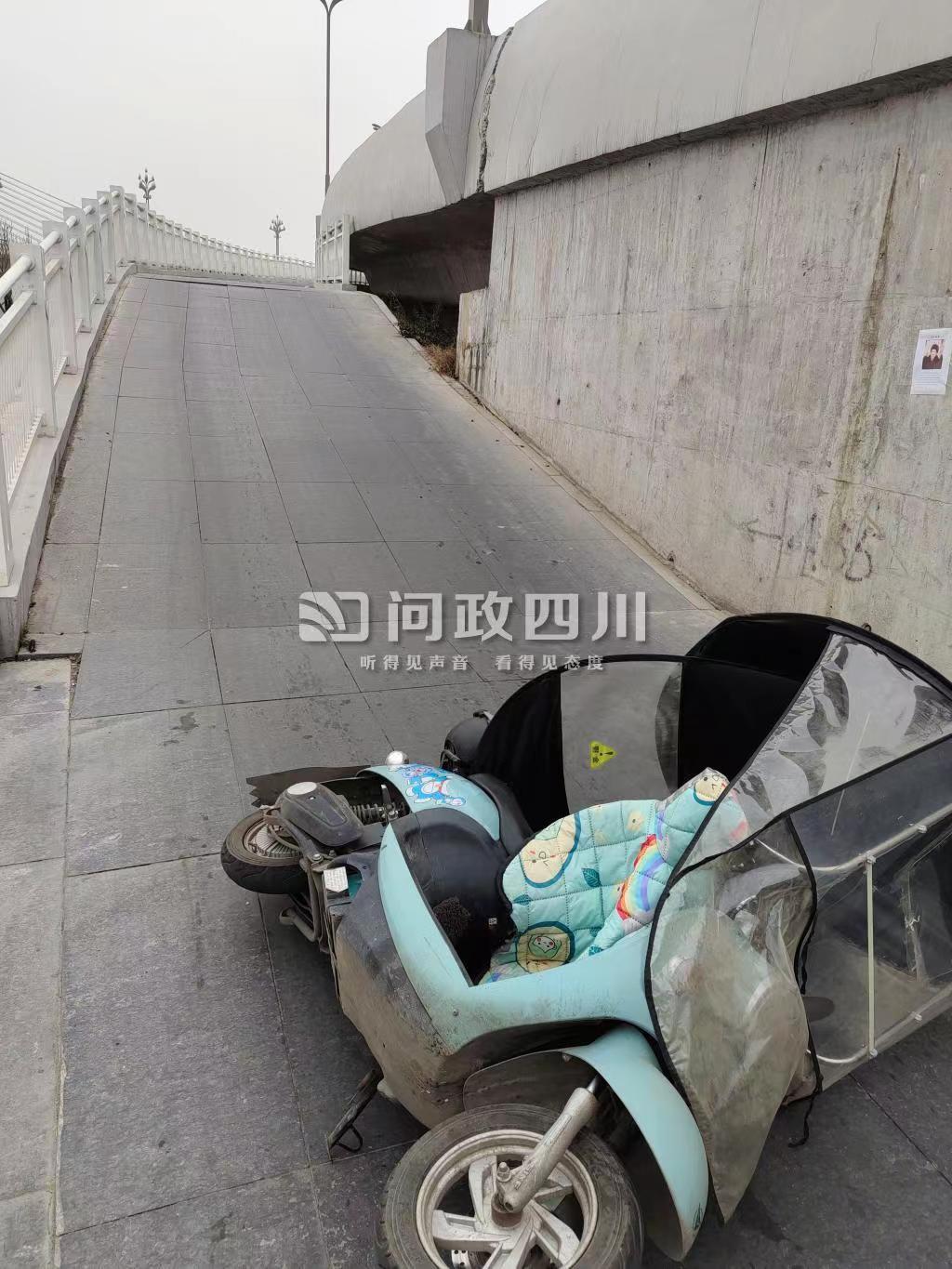有人骑车在这里摔倒。图片由问政四川网友提供