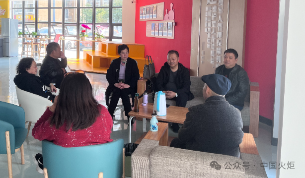 九江街道关工委负责人听取了社区党委副书记,关工委主任江传波作的