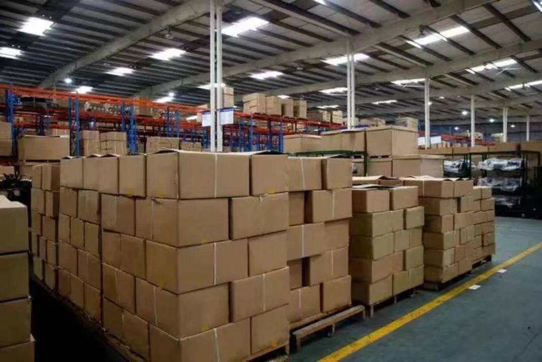 在广东广州,做了十多年跨境服装贸易的李木子,决定将公司的发展重心从