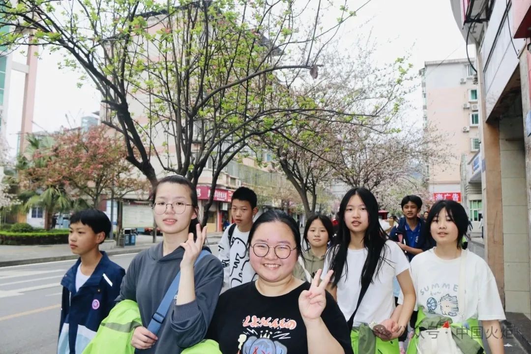 3月20日,恰逢春分,大足区龙岗中学关工委开展了"团结 励志 奋进"学生