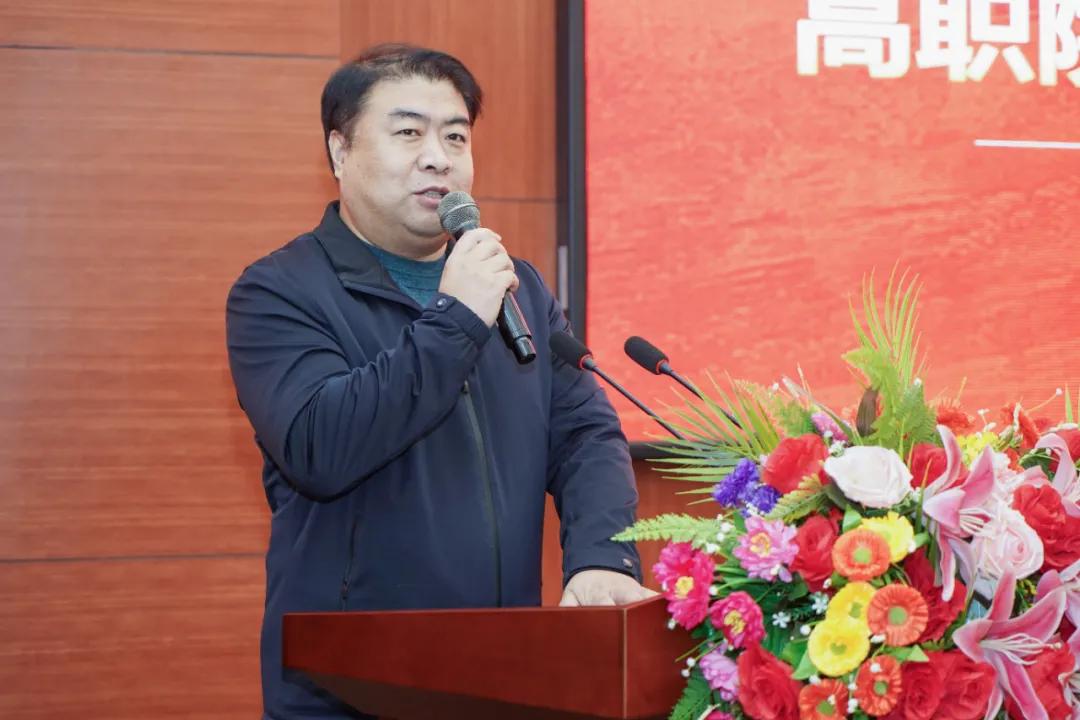 随后,建筑与轨道交通学院党总支书记卢红军,现代商学院院长朱向峰