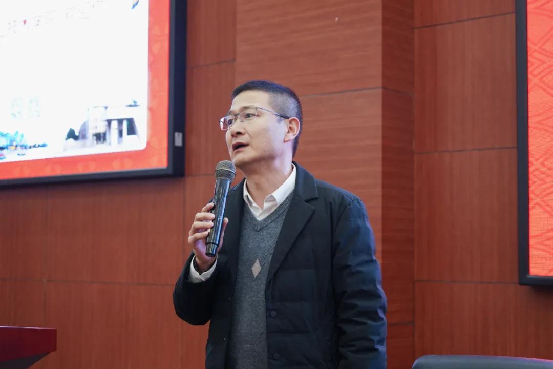 随后,建筑与轨道交通学院党总支书记卢红军,现代商学院院长朱向峰