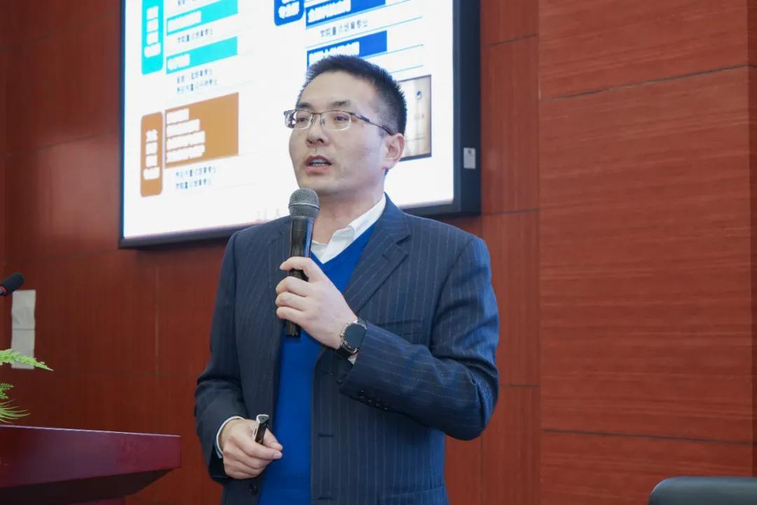 随后,建筑与轨道交通学院党总支书记卢红军,现代商学院院长朱向峰