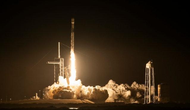 (“奥德修斯”号月球登陆器搭乘“猎鹰9号”起飞,来源:SpaceX)